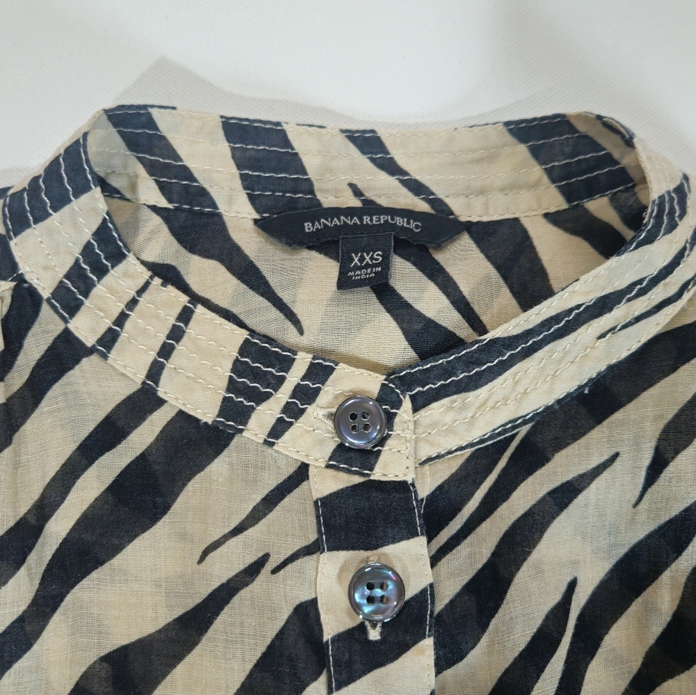 Banana Republic Zebra Print Blouse Womens‎ XXS Cream Black Button Down - Picture 7 of 7